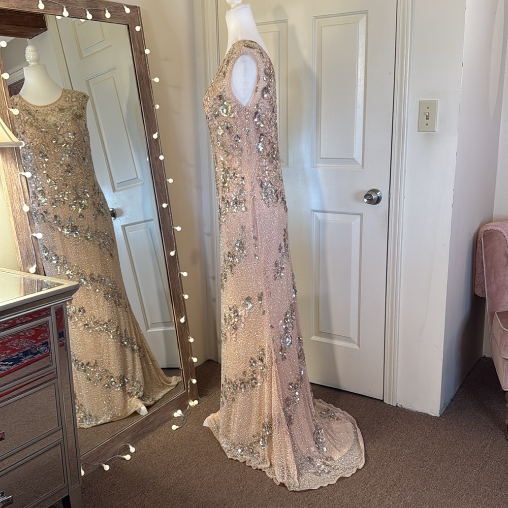 MAC DUGGAL
Pink Embellished Bateau Neck Cap Sleeve Floral Beaded Trumpet Gown - Picture 11 of 17